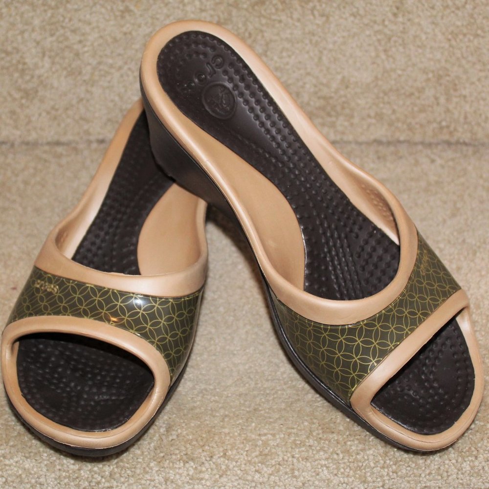 CROCS "Sately Wedge Slip On" Dark Brown Green Cream Size 9